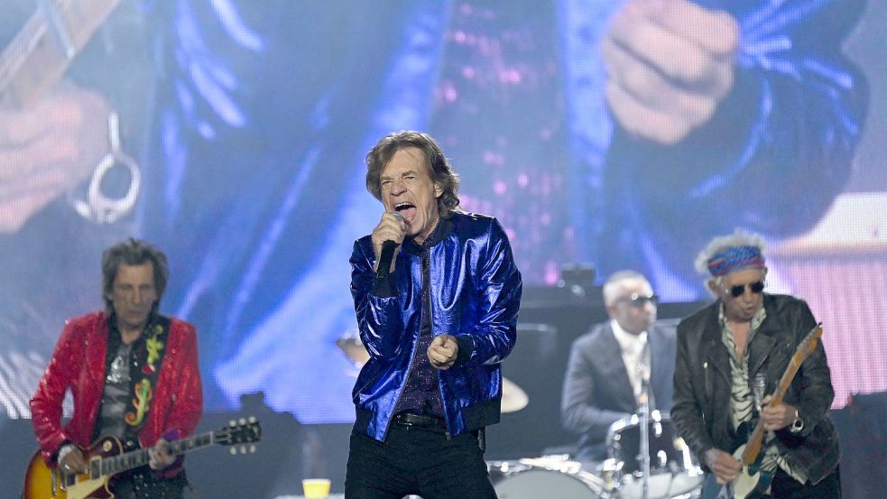 Sie können es noch: Mick Jagger (Mitte), Ron Wood (links) und Keith Richards (rechts), die Rolling Stones bringen auf Schalke die Veltins-Arena zum Toben. Foto: Ina Fassbender/AFP
