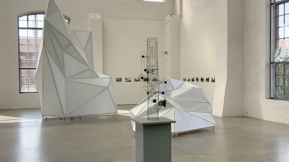 Im Mittelpunkt der Lingener Schau: Harry Kramers Drahtskulptur „La Tour (alias Obelisk, alias M 12)„, 1965, Privatsammlung, der Turm. Foto: Foto: Kunsthalle Lingen