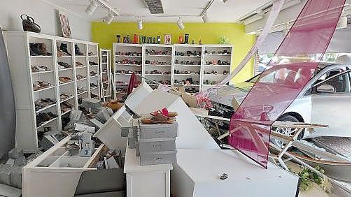 Ein Mercedes ist am Donnerstag in Bremen durch das Schaufenster in ein Schuhgeschäft gefahren. Foto: Polizei Bremen