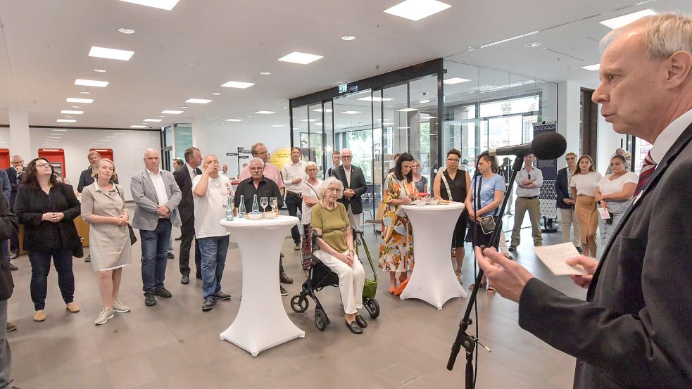 Sparkassenvorstand Carsten Rinne (rechts) eröffnete die Ausstellung in seinem Haus. Foto: Ortgies