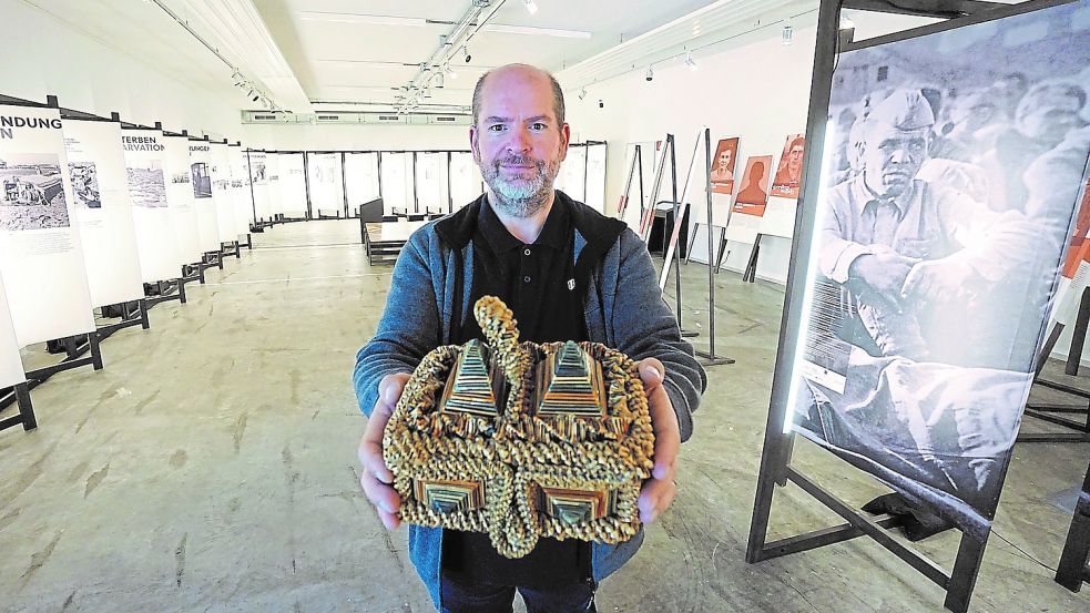 Martin Koers zeigt eine Schatulle, die von Kriegsgefangenen in den Emslandlagern gefertigt wurde. Foto: Moormann