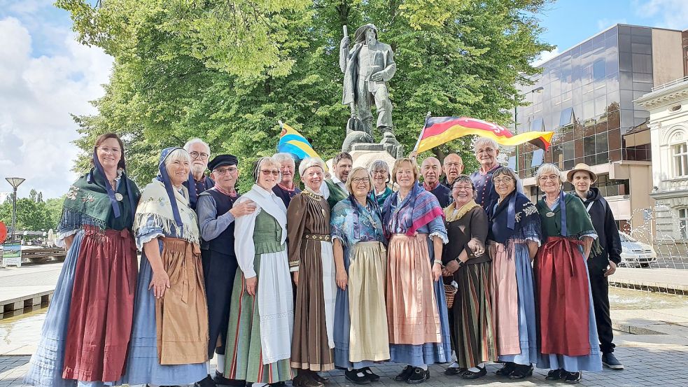 Die Volkstanzgruppe Saterland vertrat ihre Region in Litauen. Das Foto wurde nach einem Auftritt vor dem Denkmal Fisherman gemacht. Foto: Rainer Hempen/ Privat