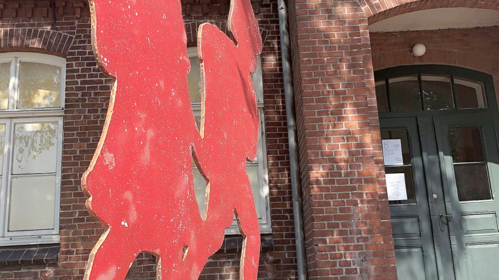 Vor dem Schulmuseum Folmhusen erinnert diese Stahlskulptur an „Ida und Emil“, die Hauptfiguren aus der Lesefibel von Jan Lolling. Fotos: Ammermann/Hanken/privat