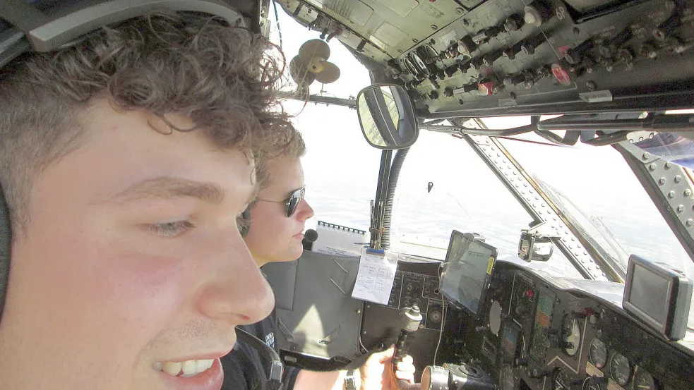 Henning Pommer aus Burlage (links) durfte die Aussicht über Burlage vom Co-Pilotensitz neben Simon Geist aus genießen. Fotos: Wilken