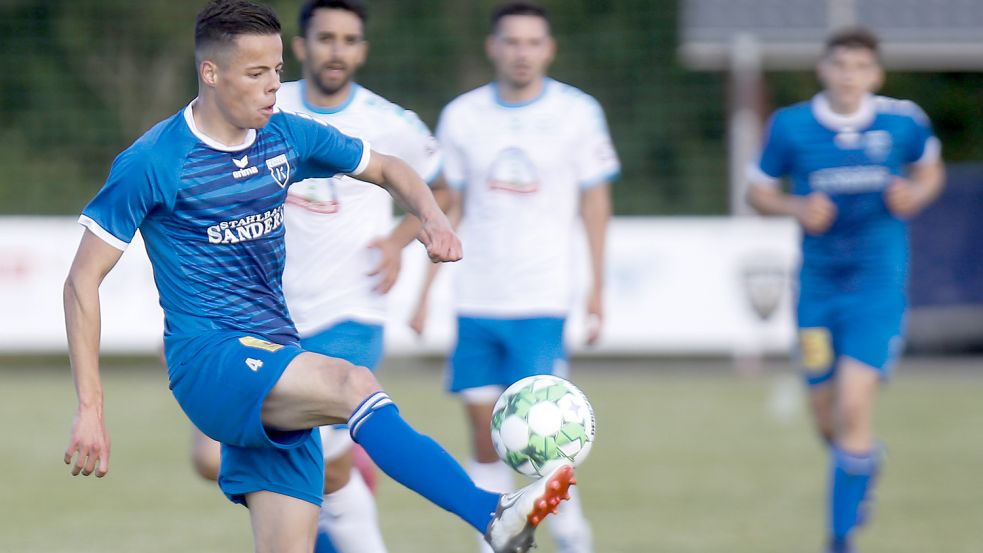 In der Saisonvorbereitung unterlag Kickers Emden (links Neuzugang Rico Cordes) dem SSV Jeddeloh mit 0:1 in Groß-Midlum. Zweimal in der Regionalliga und einmal im Niedersachsen-Pokal gibt es dieses Aufeinandertreffen erneut. Foto: Doden/Emden