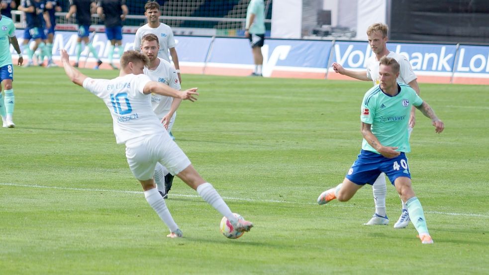 Im Trikot von BW Lohne lief Marek Janssen (10) schon gegen namhafte Gegner auf – wie hier gegen den FC Schalke 04. Fotos: BW Lohne