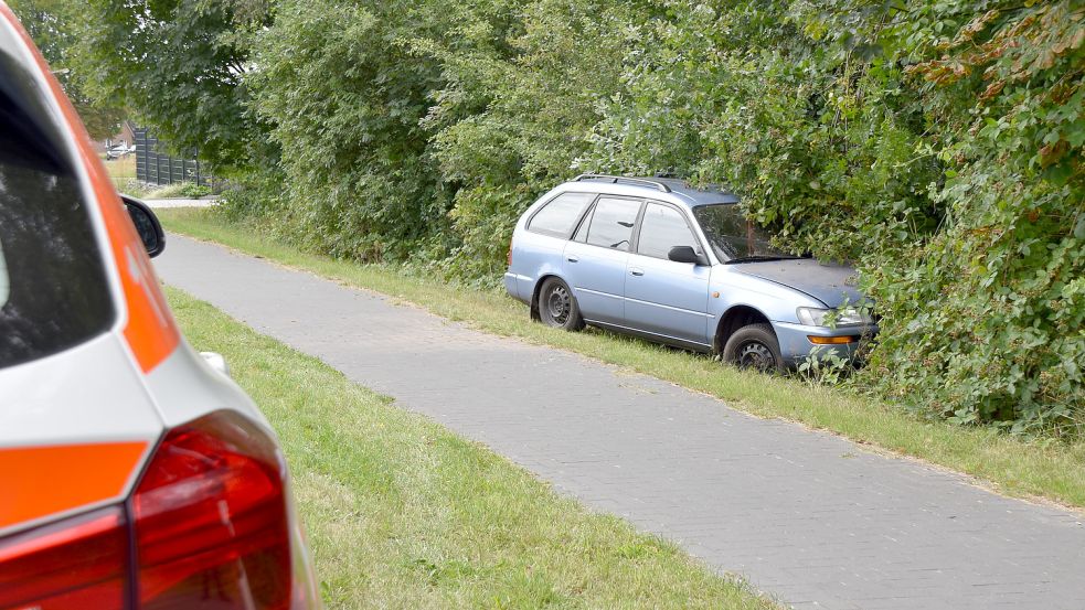 Das Auto landete im Gebüsch neben dem Radweg an der Ihrener Straße. Foto: Wehry