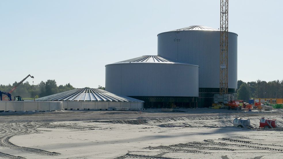 Die ersten Hochbehälter des Unternehmens Revis stehen bereits am Ems-Dollart-Ring im Industriepark C-Port. Dabei ist das Genehmigungsverfahren nach dem Bundesimmissionsschutzgesetz beim Gewerbeaufsichtsamt Oldenburg noch nicht mal durch. Foto: Stix