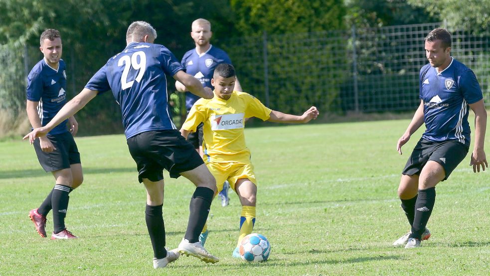 Duell Groß gegen Klein: Jheringsfehns Mergim Krasniqi und Leers Kristiyan Zarkov.