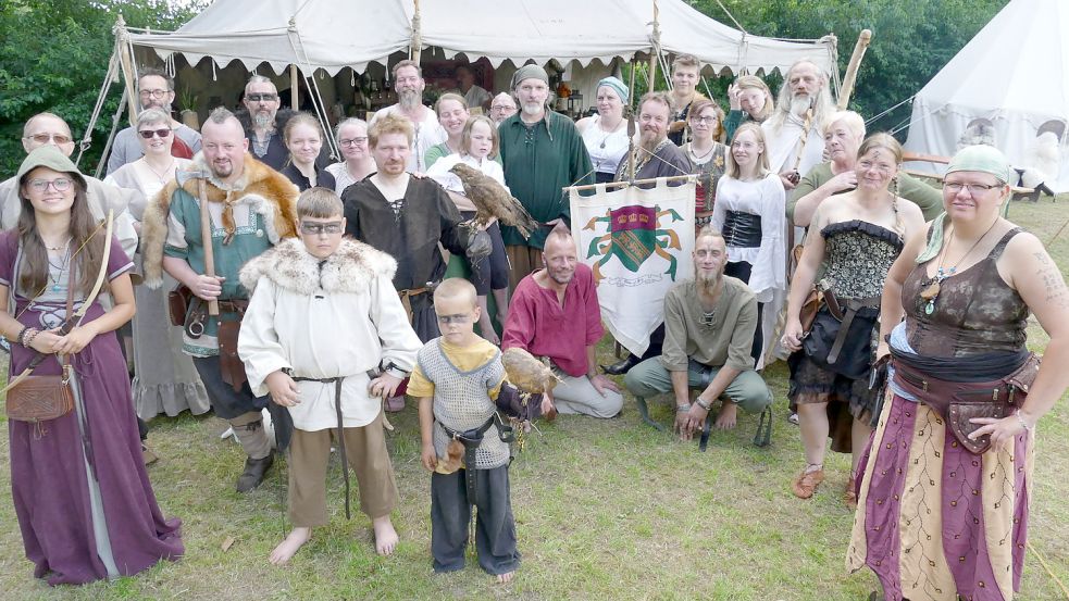 Friedlich stehen Ritter, Wikingerkrieger, Falkner, Markthändler und -händlerinnen sowie die Spielleute nebeneinander. Der „Clan of Kerry“ schlug an diesem Wochenende sein Mittelalter-Lager am See in Breinermoor auf. Gastgeber war der Ortsverein Breinermoor. Fotos: Wieking