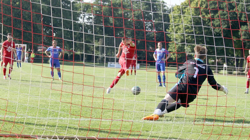 Der FC Norden blieb gegen den Rivalen SV Hage torlos. Hier scheitert Jens Bakker per Elfmeter an Hages Torwart Kai Barkhoff. Foto: Johannes Müller