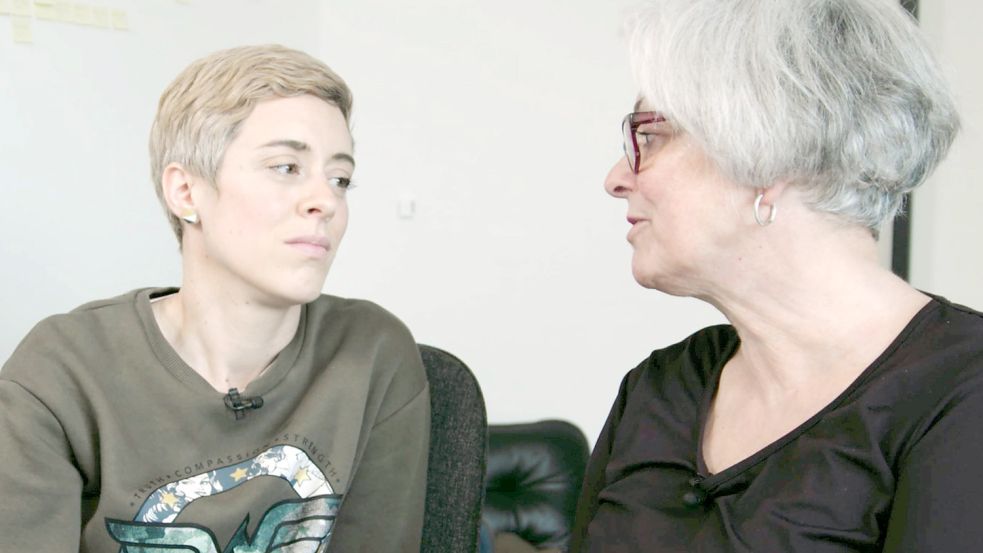 Die Reporterin im Gespräch mit ihrer Mutter Christiane. „Wer pflegt Mama?“ läuft am 1. August im Ersten. Foto: Radio Bremen/Dennis Drechsler