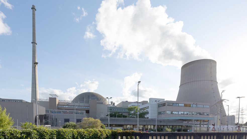 Das Kernkraftwerk Emsland in Lingen ist eines der letzten drei aktiven Atomkraftwerke – und soll eigentlich Ende des Jahres abgeschaltet werden. Foto: DPA
