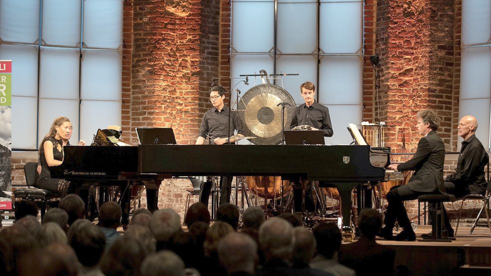 Festivalintendant Iwan König (zweiter von rechts) spielte beim Abschlusskonzert zusammen mit Julia Marie Müller (links) sowie den Schlagzeugern Bao-Tin van Cong (hinte links) und Tobias Hegele (hinten rechts). Foto: Gleich