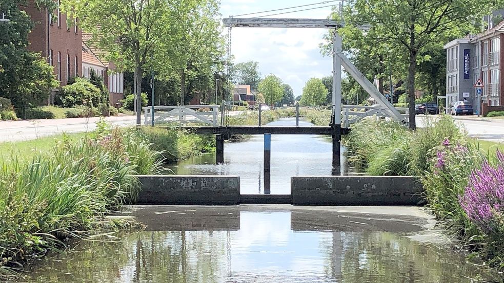 Damit die 1. Südwieke in Hitzeperioden nicht trockenfällt, hat die Gemeinde Rhauderfehn an mehreren Stellen Staustufen in den Kanal gebaut, um so mindestens eine Wassertiefe von 60 Zentimetern zu haben. Foto: Wieking