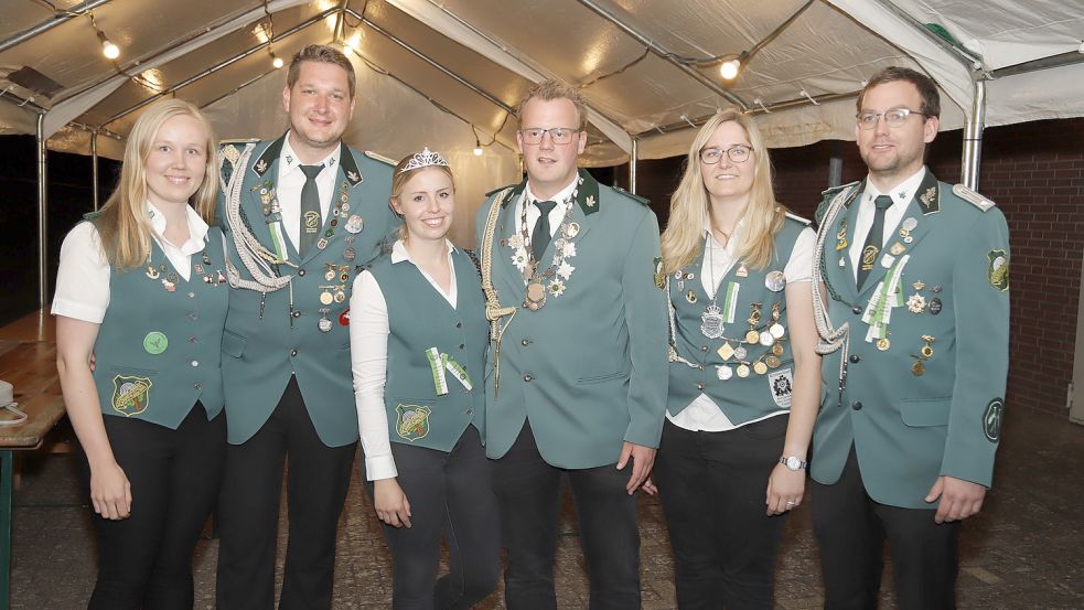 Der Königsthron aus Kampe-Ikenbrügge (von links): Kristin Ideler, Niklas Ahlers, Ines Reinken, Marvin Lüken, Annika Henken, Frank Eilers. Foto: Passmann