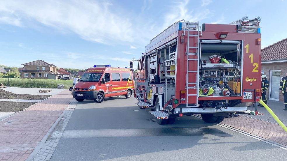 Die Feuerwehr blockiert mit ihren Fahrzeugen die Straße Idafehn-Mitte. Foto: Hagewiesche