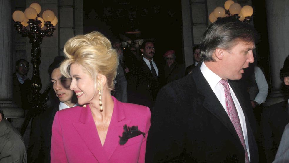 Die Trumps 1990. Kurz darauf zerbrach ihre Ehe und ihr Rosenkrieg machte Schlagzeilen. Für ihre letzte Ruhe holte Trump seine Ex zu sich. Foto: IMAGO images/ZUMA Wire