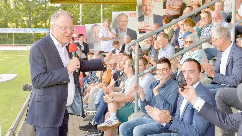 Der niedersächsische Ministerpräsident Stephan Weil (SPD) stellt sich gerade auf dem Sportplatz von Concordia Ihrhove den Fragen von Interessierten. Foto: Ortgies