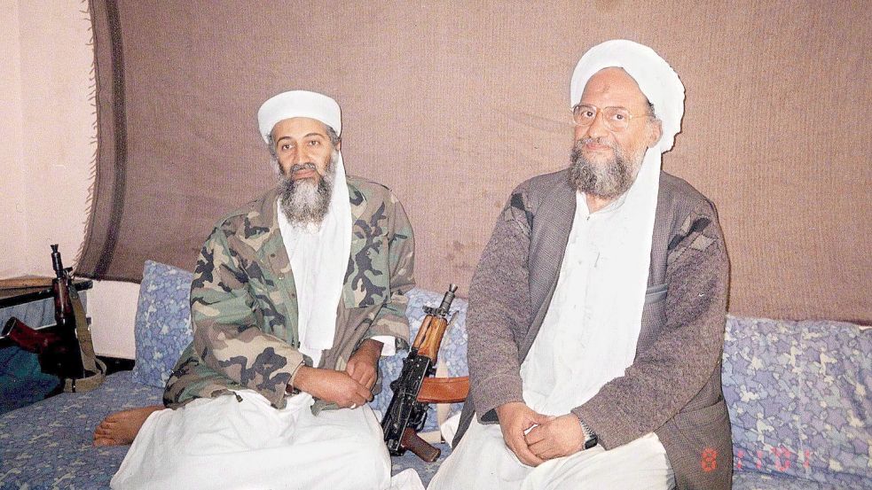 Ein Foto aus dem Jahr 2001 zeigt al-Qaida-Gründer Osama bin Laden (links) mit seinem Stellvertreter Aiman al-Sawahiri. Sawahiri töteten die USA jetzt in Kabul, bin Laden bereits vor elf Jahren in Pakistan. Foto: Ausaf Newspaper/EPA/DPA
