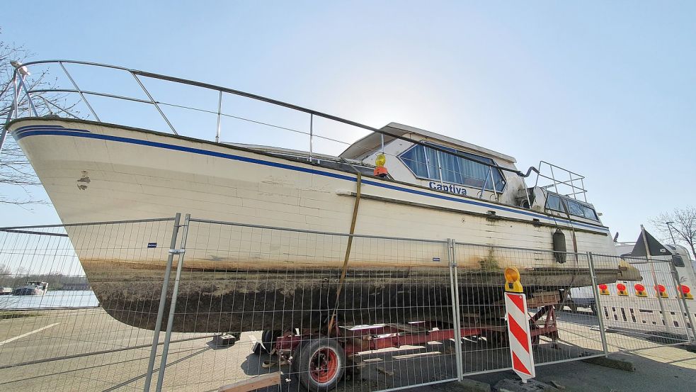Die „Captiva“ wurde an Land geholt, jetzt greift die Stadt Weener durch. Foto: Gettkowski/Archiv