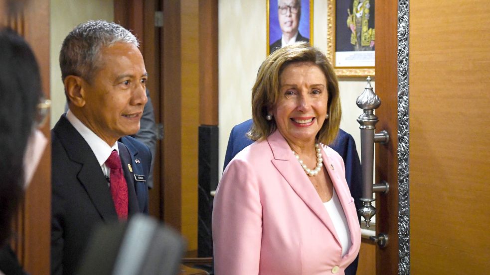 Nancy Pelosi, Sprecherin des US-Repräsentantenhauses, bei einem Treffen mit Azhar Azizan Harun, Sprecher des malaysischen Parlaments. Am Dienstag kam Pelosi zu ihrem Besuch in Taiwan an. Foto: Rahim/BERNAMA/DPA