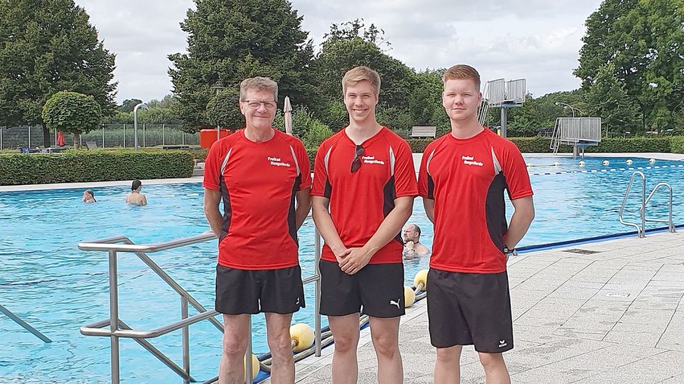 Christian Maas (Mitte) wurde am Montag im Freibad Hengstforde im Ammerland von seinen Kollegen Gerwin Brinkmann (links) und Dirk Brunßen-Gerdes an seinem ersten Arbeitstag begrüßt. Der Barßeler wird in vier Kommunen zum Fachangestellten für Bäderbetriebe ausgebildet. Foto: Gemeinde Apen