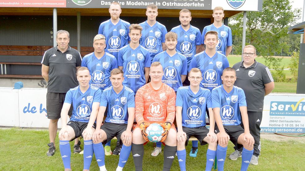 Mannschaftsfoto des TSV Ostrhauderfehn (hinten, von links): Marven Esders, Jelde Flügge, Jan Engels, Max Richert sowie (mittlere Reihe, von links) Trainer Frank Flügge, Leon Lahmer, Marvin Steenhoff, Luca Middendorf, Luca Pascal Frank, Betreuer Henning Kramer und (vorne, von links) Tim Janssen, Max Bron, Finn Lahmer, Nils Fennen und Marc Meyer. Weitere Spieler fehlten urlaubsbedingt bei dem Fototermin. Foto: Weers