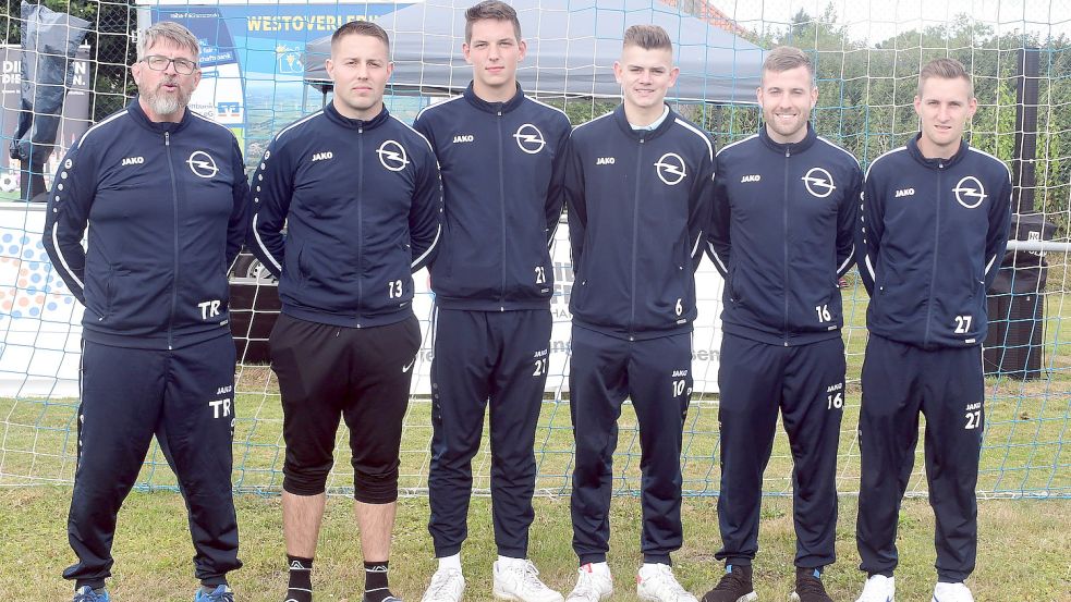 Der neue Holter Trainer Hugo Rosenwinkel und seine Neuzugänge (von links) Dennis Filontschik, Torben Kleen, Till Pfeiffer, Maik Frobel und Timo van Zadel. Foto: Damm