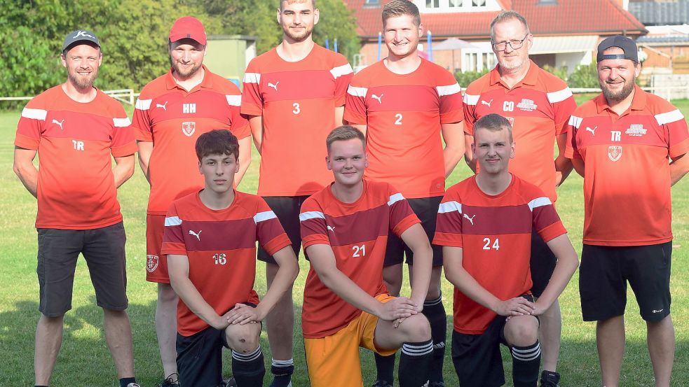TuRas Trainerstab und die Neuzugänge (hinten, von links): Trainer Stefan Brelage, Betreuer Hauke Haak, Hendrik Kuntze, Hannes Bürmann, Co-Trainer Ludger Böning, Trainer Andreas Brelage sowie (vorne, von links) Mihail Lyubenov, Hannes Stellamans und Tom Matauschek. Auf dem Foto fehlt Tammo Santjer. Foto: Damm