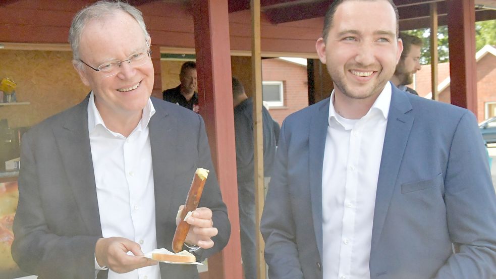 Vor dem Stadiongespräch in Ihrhove genoss der niedersächsische Ministerpräsident Stephan Weil (links) noch eine Bratwurst. Das Foto zeigt außerdem SPD-Landtagskandidat Nico Bloem (Wahlkreises 84 /Stadt Weener, Stadt Borkum, Gemeinden Westoverledingen, Moormerland, Bunde und Jemgum). Foto: Ortgies
