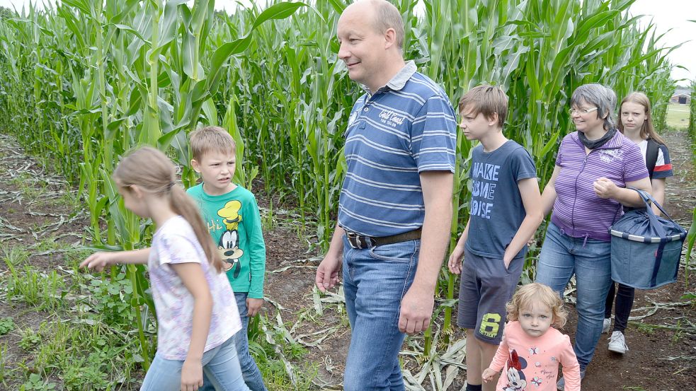 Ganze Familien machten sich auf den Weg durch den Irrgarten. Foto: Weers