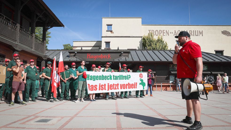 Warnstreik bei Hagenbeck: Zahlreiche Mitarbeiterinnen und Mitarbeiter versammelten sich auf dem Vorplatz und forderten einen Tarifvertrag. Foto: dpa/Christian Charisius