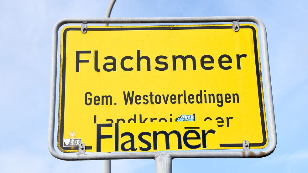 Flasmēr statt Flachsmeer - Unbekannte haben das Ortsschild um die plattdeutsche Bezeichnung ergänzt. Foto: Wehry