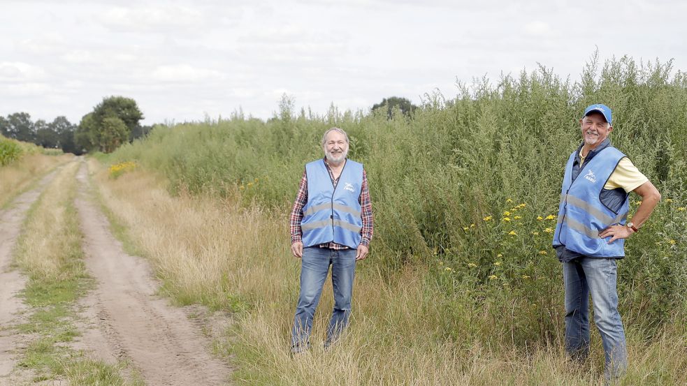 Bis zu den Bäumen (Hintergrund links) soll die Wallhecke „Zum Tichelberg“ in Gehlenberg entstehen. Doch was (von links) Norbert Rehling und Konrad Thoben vor Ort sehen, ist nur eine Erdaufschüttung. Foto: Passmann