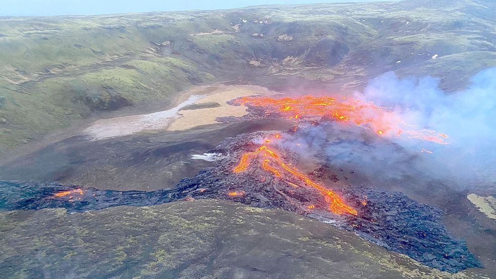 Eine Luftaufnahme der Küstenwache zeigt wie Lava aus dem Vulkan Fagradalsfjall fließt und Rauch aufsteigt. Der Vulkan liegt unweit der isländischen Hauptstadt Reykjavik. Foto: dpa/Department of Civil Protection