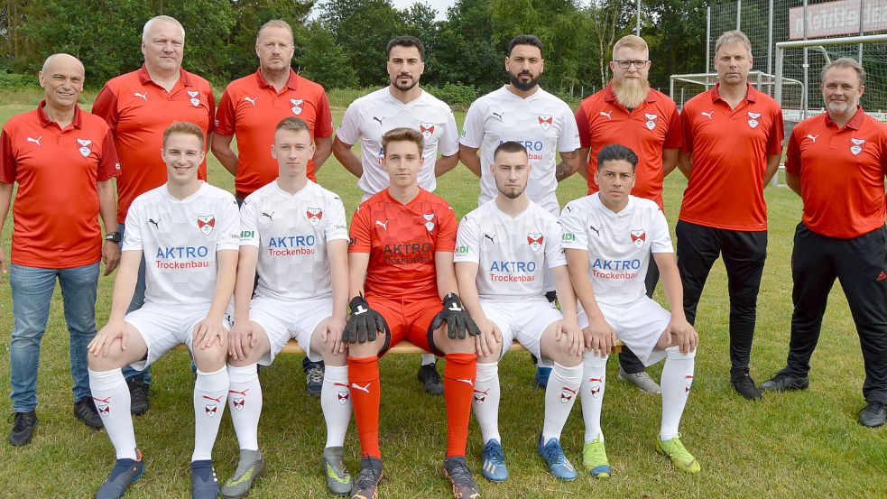 Nach einer verkorksten Vorsaison will der SV Harkebrügge dieses Mal um die Plätze 1 bis 3 mitspielen. Das Foto zeigt (hintere Reihe, von links) Trainer Uwe Villwock, Betreuer Matthias Beelmann, Team-Manager Werner Schulte, Hani Hassan, Burak Odabasi, Betreuer Timo Rippen, Torwarttrainer Frank Hinrichs und Physiotherapeut Thomas Basler sowie (untere Reihe, von links) Justin Horn, Jens Meyer, Jan Witten, Diedrich Schremser und Miguel Canizales. Foto: Weers