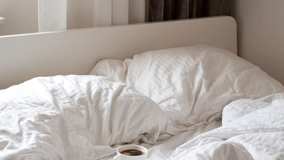 Doppelter Genuss: Erst aus der Tasse, dann im Bett. Foto: Unsplash/Taisiia Shestopal (Symbolbild)