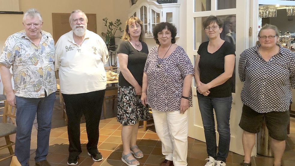 Der neue Vorstand des Vereins „Pro Natur WOL“ hat jetzt eine Doppelspitze. Das Bild zeigt (von links) Klaus-Peter Schröder (Vorsitzender), die beiden Beisitzer Meinhard Schröder und Monika Frey, Kornelia Brandt (Vorsitzende), Martina Gibbesch (Kassenwartin) sowie Hinriette Hoek als Beisitzerin. Es fehlen Wolfgang Brandt, stellvertretender Vorsitzender, sowie die beiden weiteren Beisitzer Uschi und Gerd Fabricius. Foto: Privat