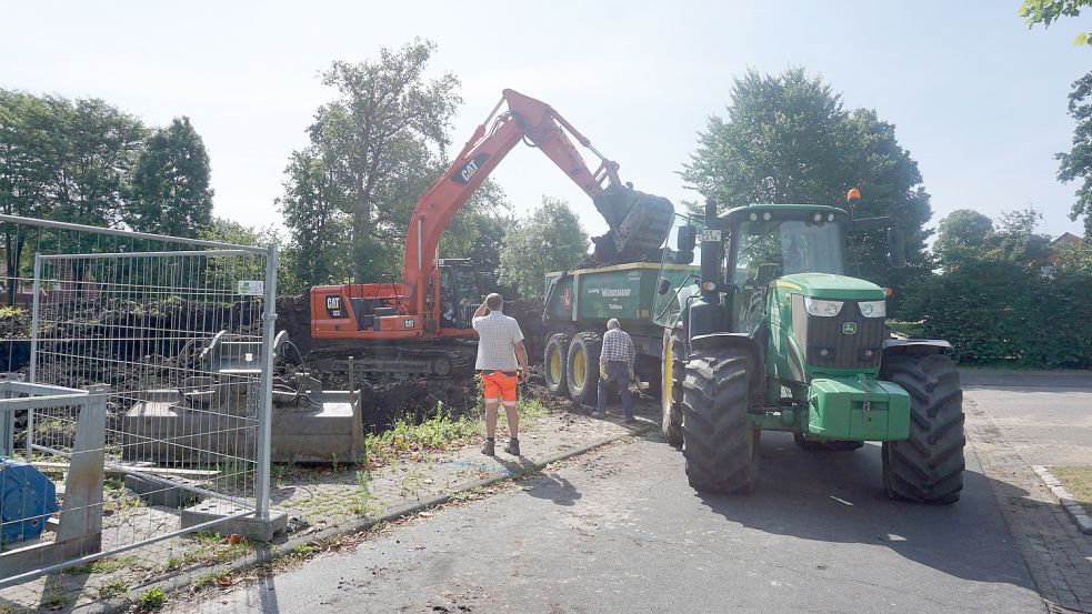 Traktoren transportieren Erde von der Baustelle am Marktplatz ab. Foto: Hagewiesche