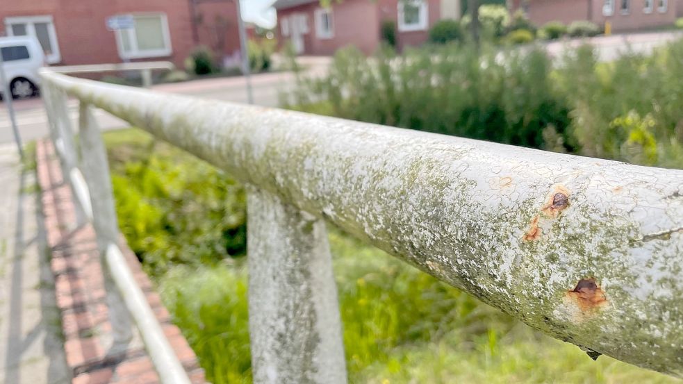 Viele Brückengeländer an den Südwieken sind nicht mehr schön. Sie sollen nach und nach hergerichtet werden. Im Bild die Brücke bei der Bäckerei Buss an der 1. Südwieke. Foto: Janßen