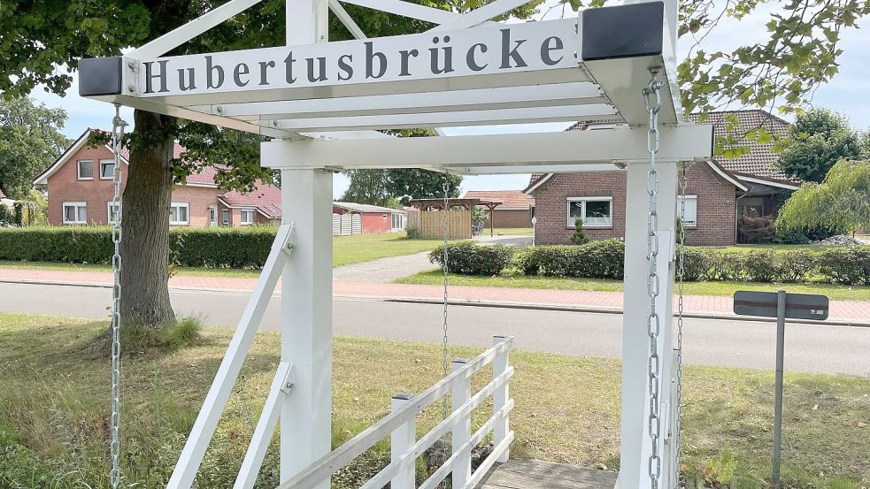 Die Anliegergemeinschaft an der 1 Südwieke hat die Hubertusbrücke gebaut. Auch um die "echte" Brücke, die ein Stück weiter steht, würden sich die Freiwilligen kümmern. Foto: Janßen
