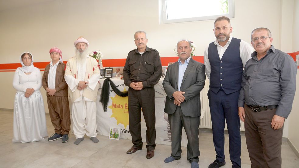 Der Yezidische Kulturverein in Ostfriesland ist der älteste in Deutschland. Der Vorstand, im Bild rechts, hatte zu einer Gedenkfeier eingeladen. Foto: Lüppen