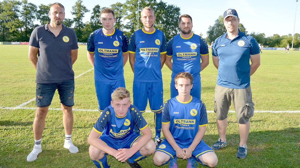 Die Co-Trainer Lars Reinders (hinten links) und Ernst-Martin Feldkamp (rechts) begrüßten die Neuzugänge (hinten, von links) Marc Neeland, Michael Osteresch, Markus Landel sowie (vorne, von links) Tobias Bergmann und Ole Kramer. Es fehlen Marvin Cramer, Jan-Phillipp Prins und Trainer Frank Cordes. Foto: Weers