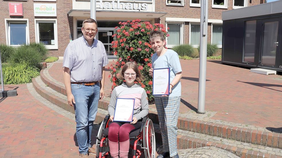 Bürgermeister Nils Anhuth überreichte Franziska Sanders (Mitte) und Christine Tinnefeld ihre Qualifizierungsurkunde. Foto: Gemeinde Barßel/Wlodarczy