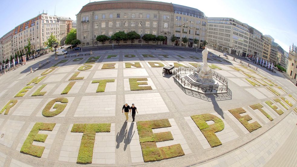 Kunst als Kreuzworträtsel alten Wörtern: „Blümerant“ hieß diese Installation aus Pflanzen 2007 auf dem Gendarmenmarkt in Berlin. Foto: imago/PEMAX