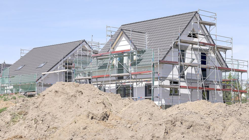 Der Kauf oder Bau eines Hauses muss meist über Jahrzehnte finanziert werden. Das sind große Belastungen. Foto: Jan Woitas/dpa