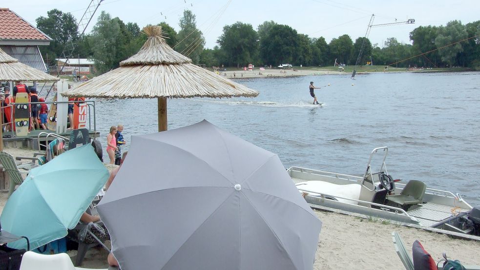 Schattige Plätzchen sind heiß begehrt. Im Hintergrund ist die Wasserski-Anlage zu sehen. Fotos: Scherzer