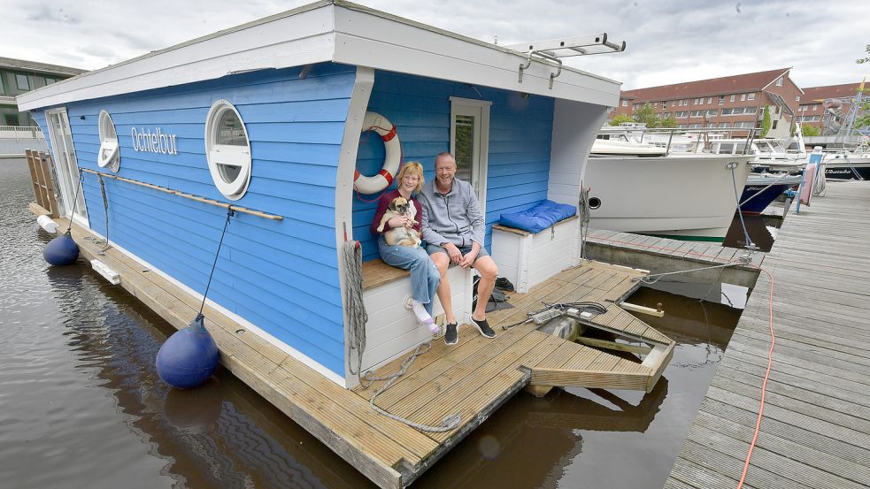 Das Hausboot des gebürtigen Rheiderländers liegt im Auricher Hafen. Foto: Ortgies