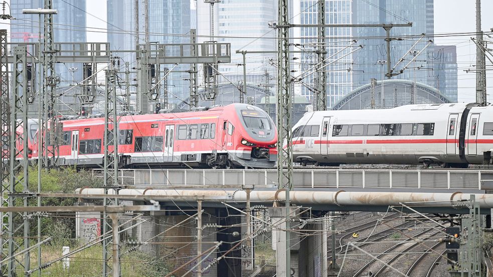 Regionalzüge sind für Reisende mit dem Neun-Euro-Ticket kostenlos – nur für Fernzüge wie den ICE müssen sie zahlen. Foto: dpa/Arne Dedert